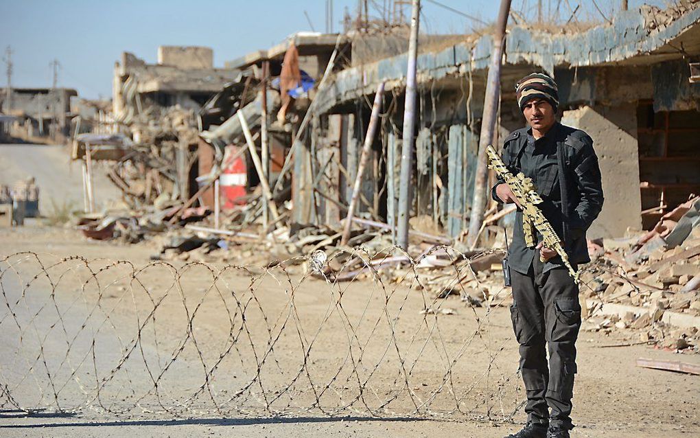 Een Iraakse militair bij een checkpoint in de noordelijke stad Baiji. beeld AFP, Mahmud Saleh