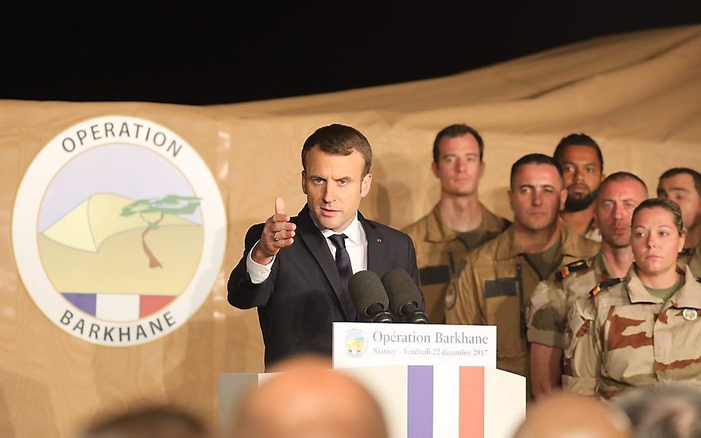 De Franse president Emmanuel Macron op bezoek bij 700 Franse militairen in Niger, 22 december. Italië wil nu ook militairen naar Niger sturen. beeld AFP, Ludovic Marin