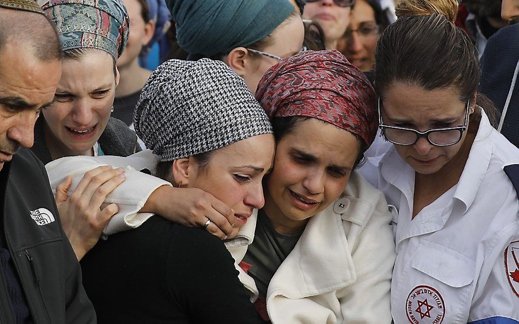 Israëlische vrouwen rouwen bij de begrafenis van een recent doodgeschoten kolonist op de Westoever. beeld AFP, MENAHEM KAHANA