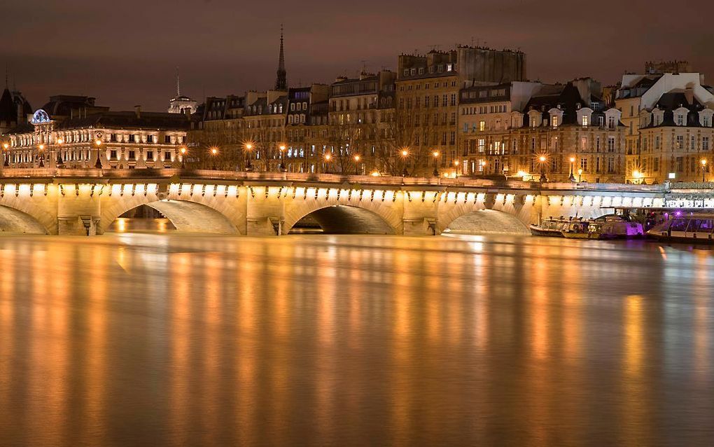 Hoogwater in de Seine bij de Pont Neuf in Parijs. Honderden Parijzenaars moesten vanwege de hoge waterstand in de rivier hun huizen verlaten. beeld AFP