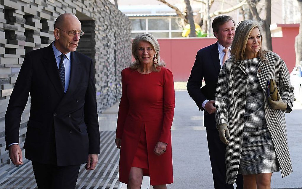 De Nederlandse ambassadeur in China, Ed Kronenburg, diens echtgenote en het koningspaar. beeld AFP