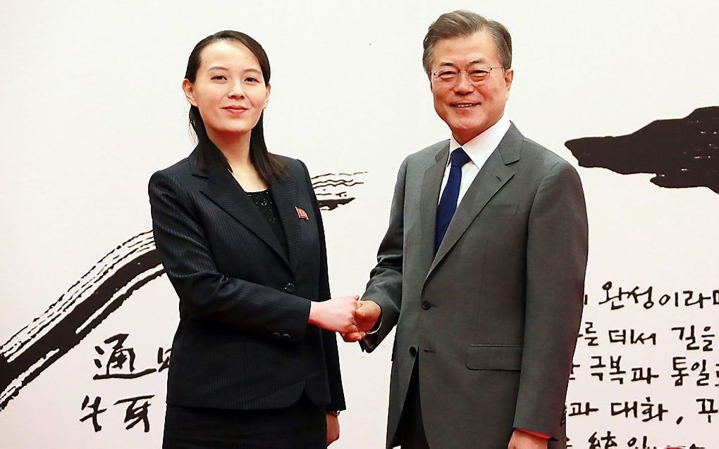 Kim Yo Jong, zus van de Noord-Koreaanse leider Kim Jong Un, schudde zaterdag de hand van de Zuid-Koreaanse president Moon. beeld AFP