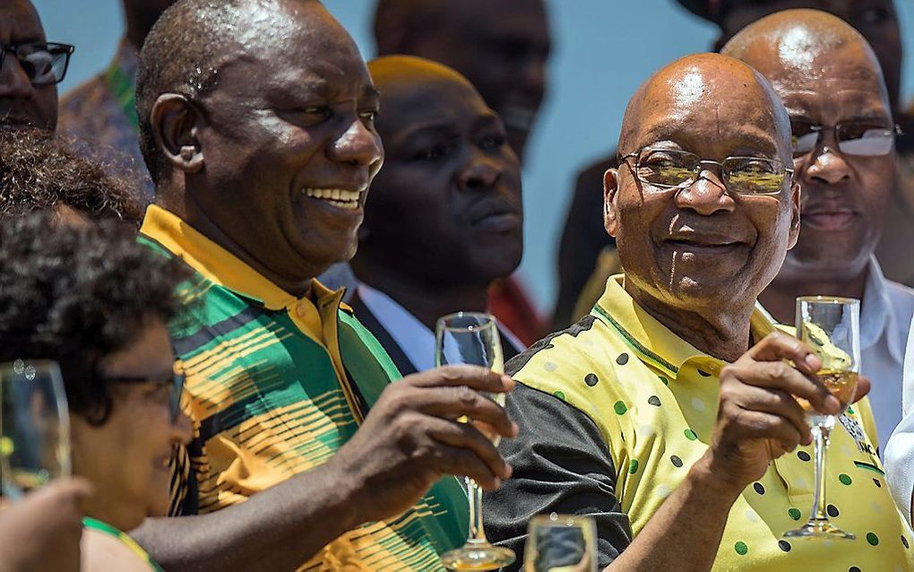 Ramaphosa (l.) en Zuma, januari 2018. beeld AFP, Mujahid Safodien