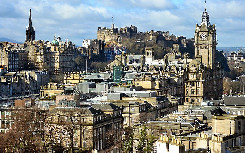 De Schotse hoofdstad Edinburgh, met links op de achtergrond de vergaderzaal van de synode van de Church of Scotland. beeld RD