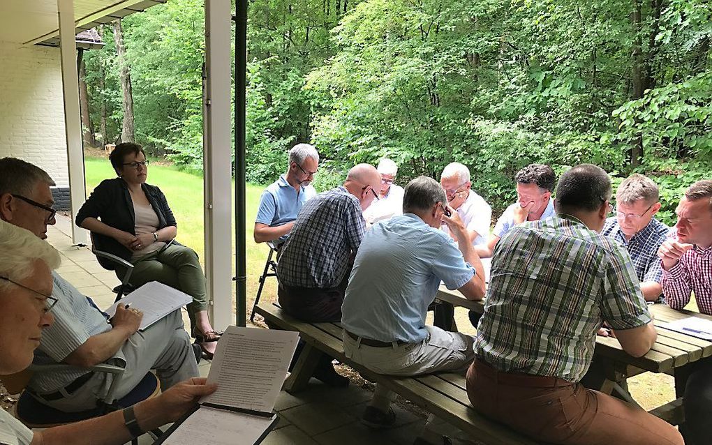 GKV-synodeleden discussiëren op 2 juni in groepjes over de opening van de ambten voor vrouwen. beeld RD