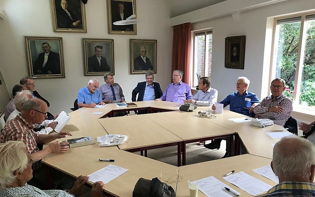 Een groep predikanten van studiejaren voor 1971 bijeen in de senaatskamer van de TUK tijdens de eerste alumnidag van de instelling. beeld RD