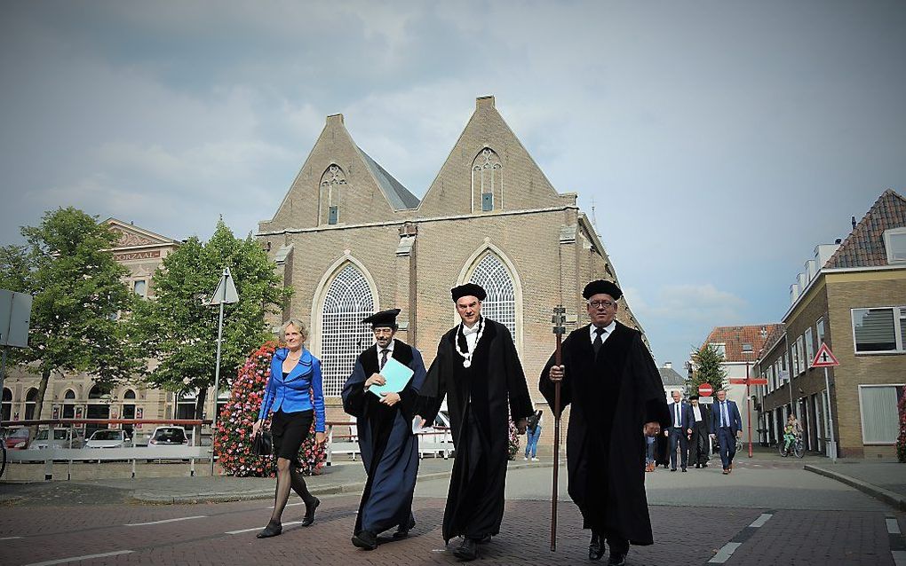 Hoogleraren en andere bezoekers verlaten de Broederkerk in Kampen, na afloop van de opening van het academisch jaar van de Theologische Universiteit Kampen op maandag 4 september 2017 V.l.n.r. Margreeth de Jong (echtgenote van prof. Clement), prof. dr. Al