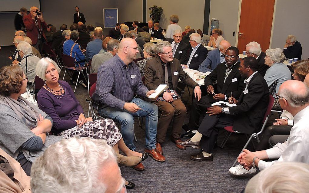 TUA-docent missiologie drs. J. van 't Spijker (m.) in gesprek met buitenlandse gasten. beeld RD