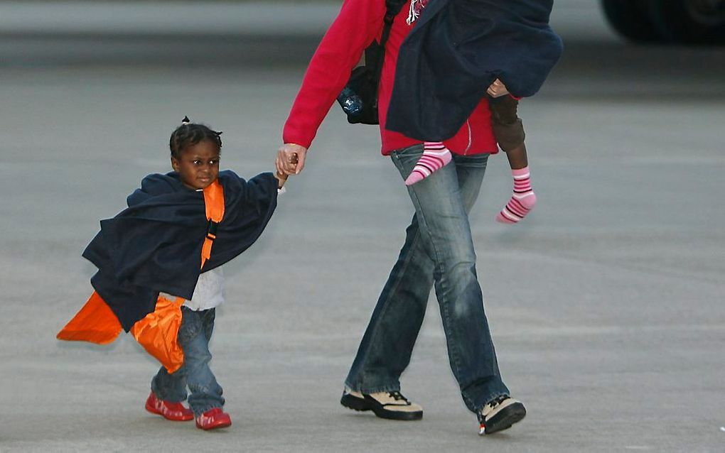 Adoptiekinderen uit Haiti komen aan op vliegveld Eindhoven. beeld ANP,  Ed Oudenaarden