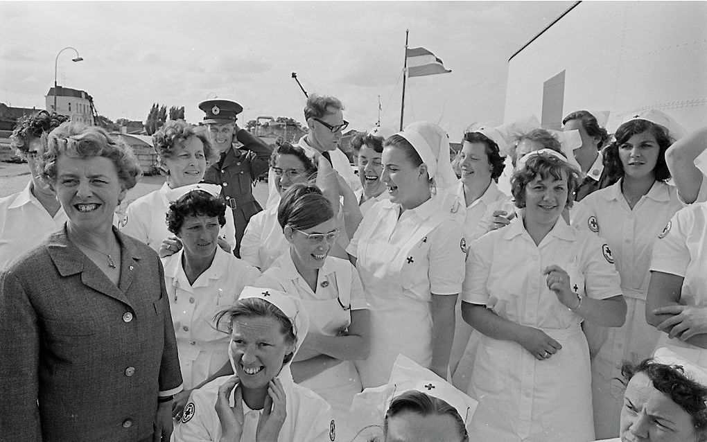 Een vrolijk groepje verpleegsters op het dek van het hospitaalschip ” J. Henri Dunant " beeld ANP, Ben Hansen