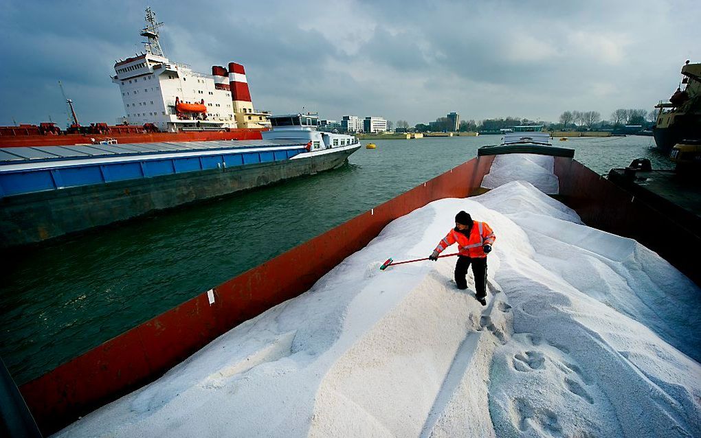 In de Rotterdamse Waalhaven lag in 2010 het schip de Nordic Bothnia met 42.000 ton Egyptisch zeezout. Het zout werd met binnenvaartschepen naar de wegenzoutdepots van AkzoNobel in Oss en Delfzijl vervoerd. beeld ANP