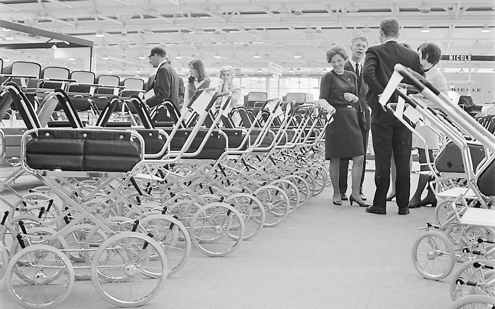 Vakbeurs ”Het kind" in de Jaarbeurshallen in de jaren zestig. beeld ANP