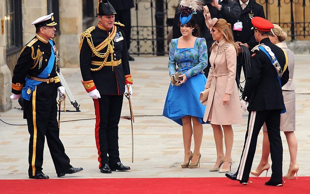 Prins Andrew (links op de foto) wil koningin Elizabeth overtuigen om de toekomstige echtgenoten van zijn dochters graafschappen te geven. beeld AFP