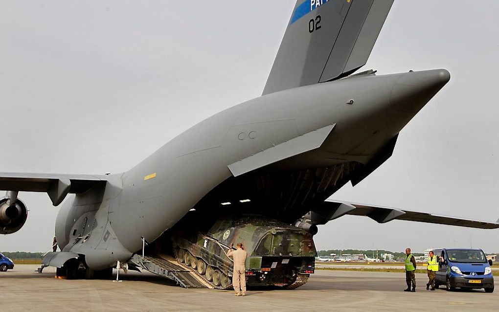 Een C-17 transportvliegtuig vervoert gevechtsmaterieel. beeld ANP