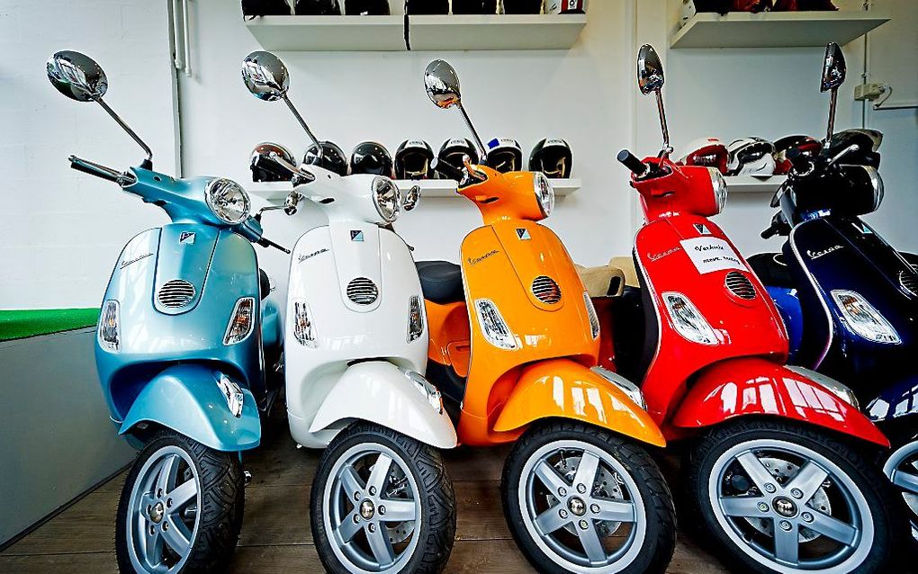 Vespa's op een rij maandag in een winkel in Amsterdam. beeld ANP