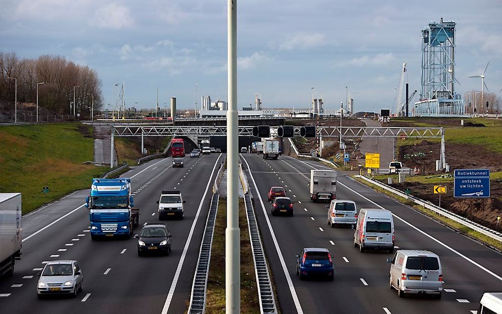 - De snelweg A15 ter hoogte van Hoogvliet, richting de Botlektunnel. De weg is de belangrijkste transport-as die het Rotterdamse haven- en industriegebied met het Europese achterland verbindt. beeld ANP