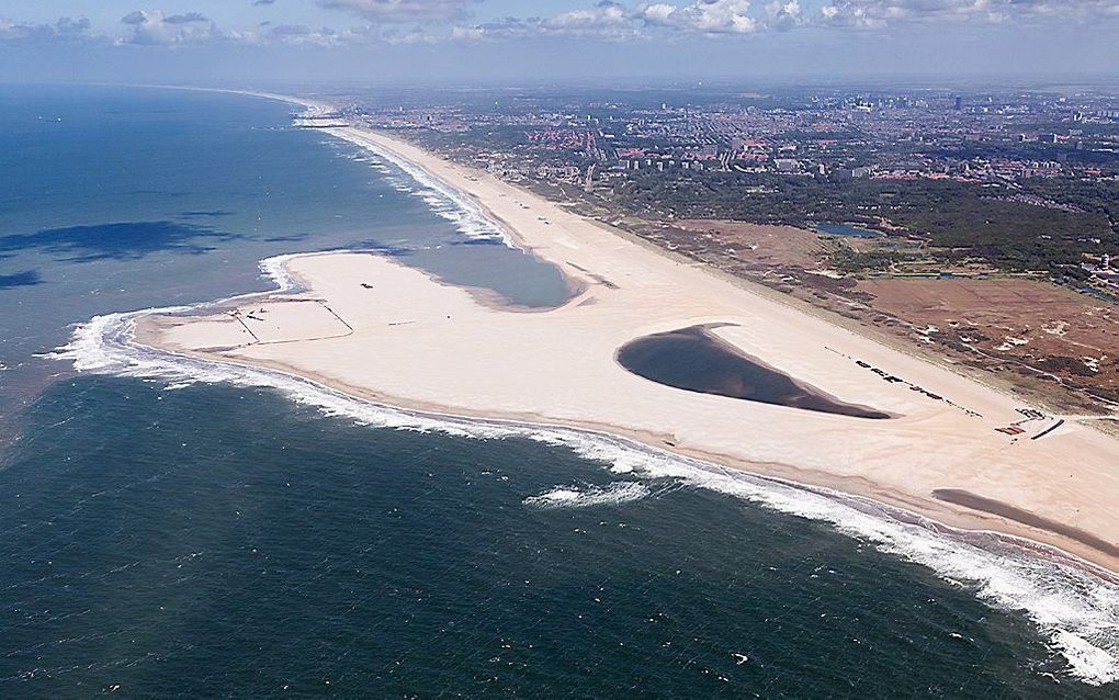 De Zandmotor, een enorme kunstmatige zandbank voor de kust van Zuid-Holland, zal langer blijven liggen dan aanvankelijk werd gedacht.  beeld ANP