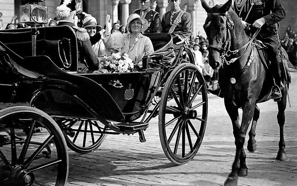 Koningin Wilhelmina en prinses Juliana in 1930 in Rotterdam.  beeld ANP