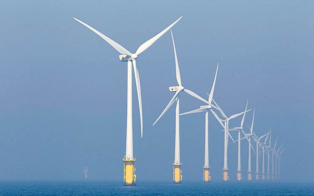 Windturbines in het offshore windpark Egmond aan Zee (OWEZ), het eerste grote windpark dat in de Noordzee voor de Nederlandse kust is gebouwd. beeld ANP