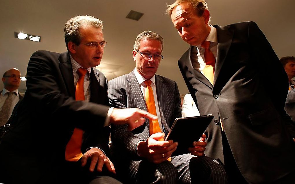 De nummer 3 van de SGP-lijst Roelof Bisschop (l.) , de nummer 2 Elbert Dijkgraaf (m.) en lijsttrekker Kees van der Staaij tijdens de verkiezingsavond in 2012. beeld ANP