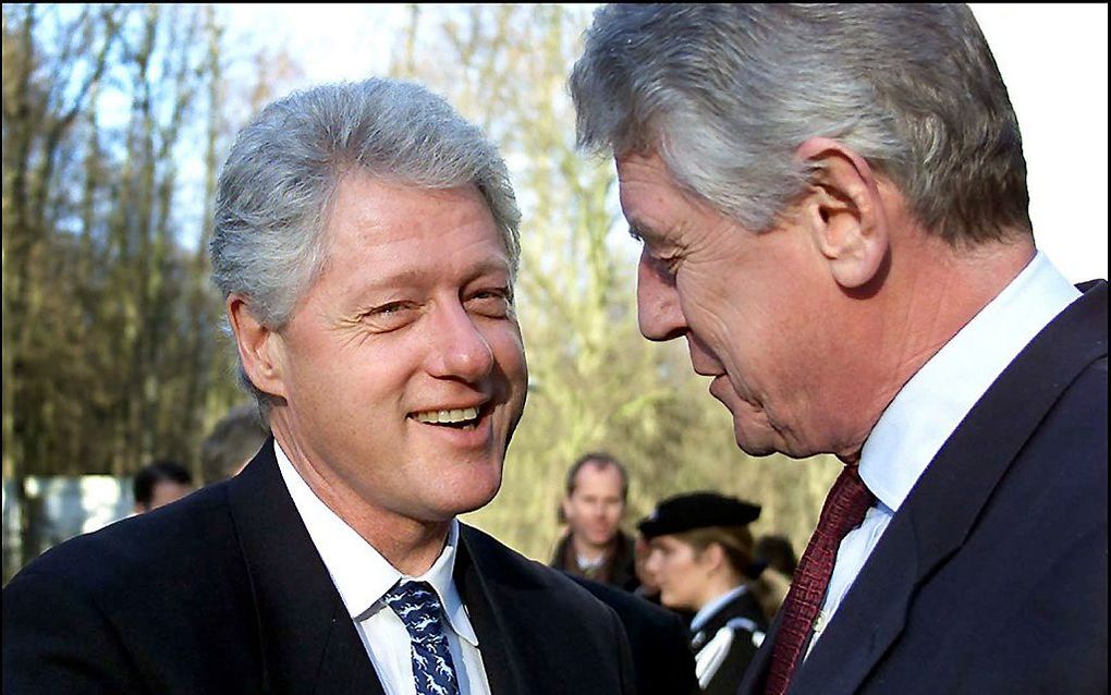 De Amerikaanse oud-president Bill Clinton en Wim Kok in 2001. beeld ANP