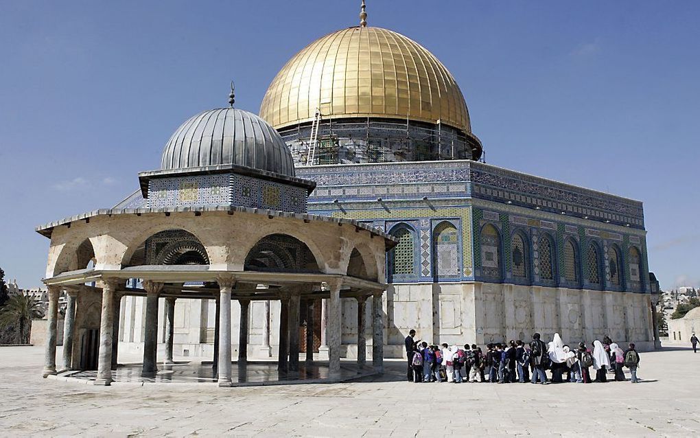 Kinderen bezoeker de Dome of the Rock moskee in Jeruzalem. beeld ANP