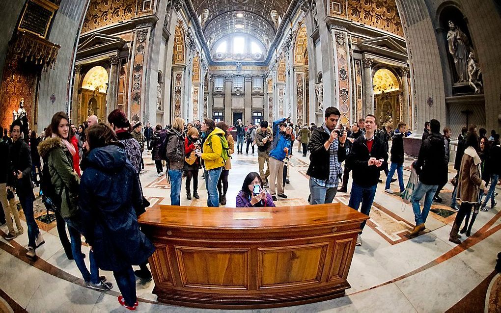 Toeristen bezoeken de Sint Pieterskerk in Rome. beeld ANP