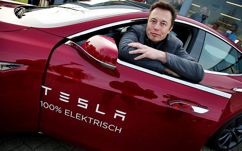 Elon Musk, mede-oprichter en CEO van Tesla, poseert bij een model van zijn automerk tijdens zijn bezoek aan Nederland. beeld ANP