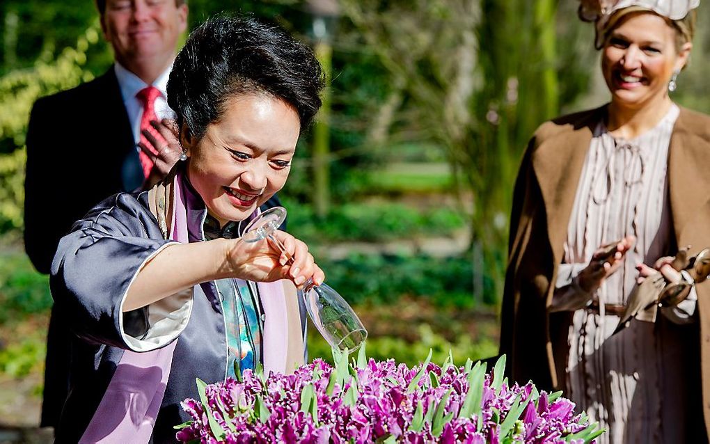 Peng Liyuan, de echtgenote van de president van China Xi Jinping doopt in het bijzijn van koning Willem-Alexander en koningin Maxima een speciale tulp in de Keukenhof. beeld ANP