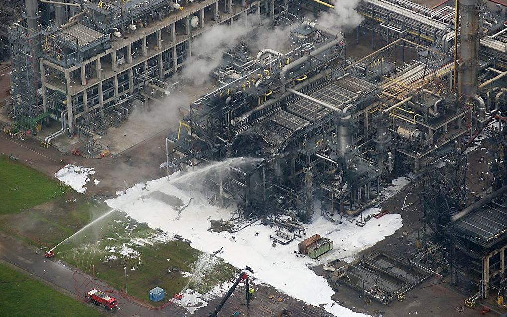 Luchtfoto uit 2014 van Shell Moerdijk, een dag nadat er een grote brand heeft gewoed. beeld ANP