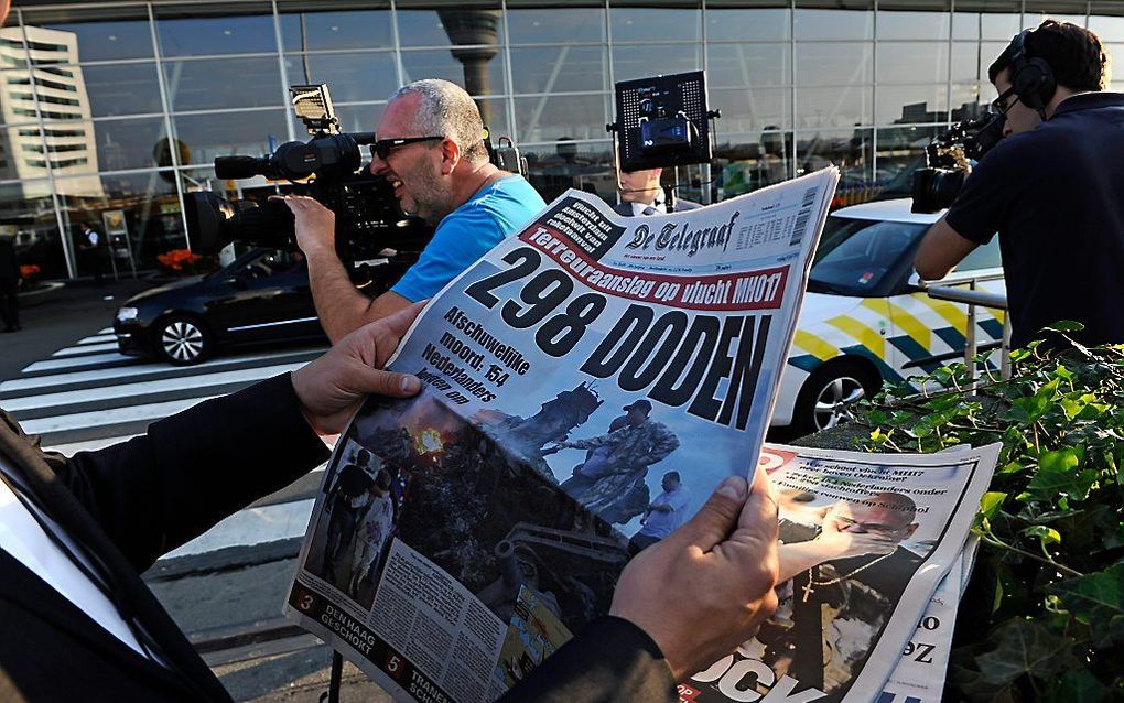 Constructieve journalistiek is een relatief jonge beweging die van journalisten een betrokken en minder afstandelijke houding vraagt. Foto: Buitenlandse journalisten op Schiphol, de dag nadat een toestel van Malaysia Airlines onderweg van Amsterdam naar K