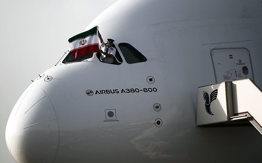 Een Iraanse piloot zwaait met de vlag van zijn land. beeld AFP