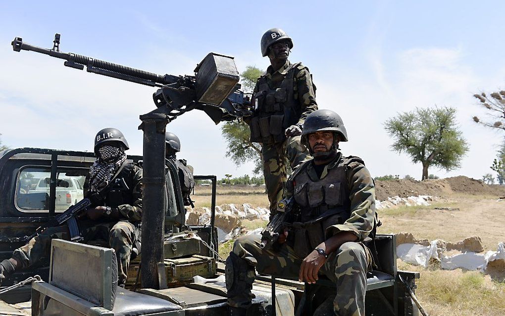 Kameroense militairen patrouilleren in Amchide, in Noord-Kameroen, vlakbij de grens met Nigeria. Boko Haram is hier zeer actief. beeld AFP, Reinnier Kaze