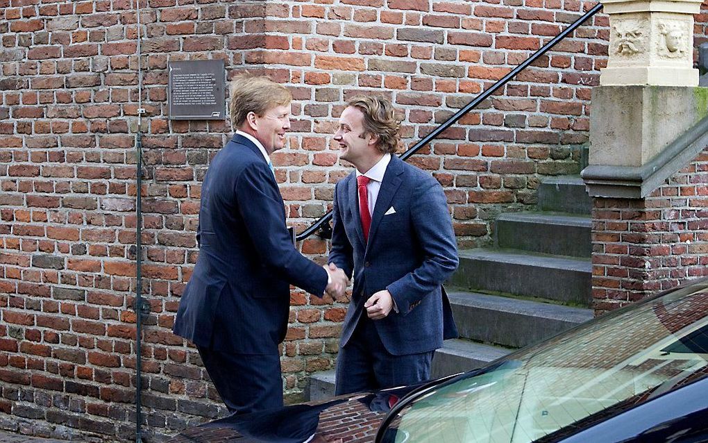 SGP-burgemeester Pieter Verhoeve verwelkomt de koning in ‘zijn’ Oudewater. beeld ANP