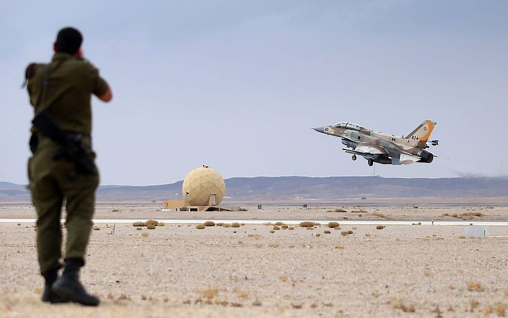 Een F-16 van Israël in de Negevwoestijn. beeld EPA