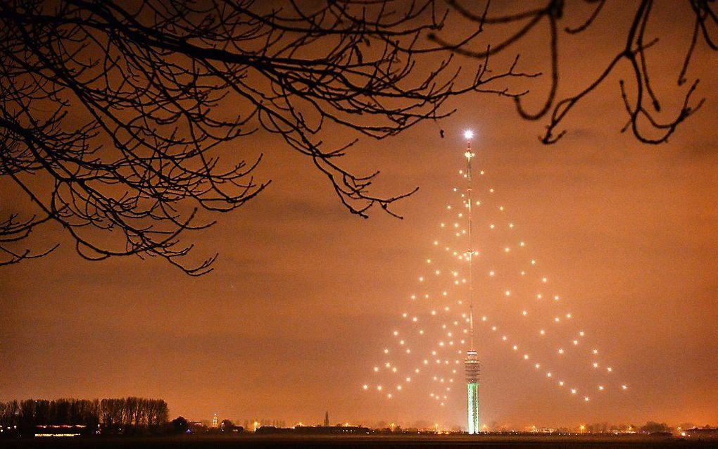 De Gerbrandytoren in IJsselstein is de zogenoemde grootste kerstboom ter wereld. De tuien van de 372 meter hoge mast zijn voorzien van ruim 120 lampen. beeld ANP