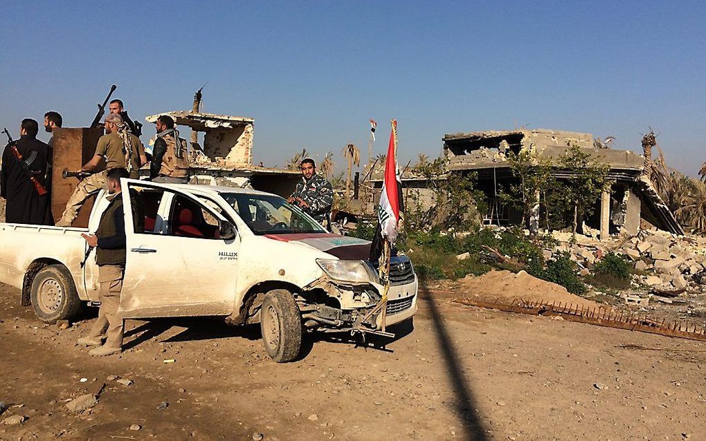 Iraakse soldaten nemen hun positie in het gebied rond Dhuluiya in. beeld EPA