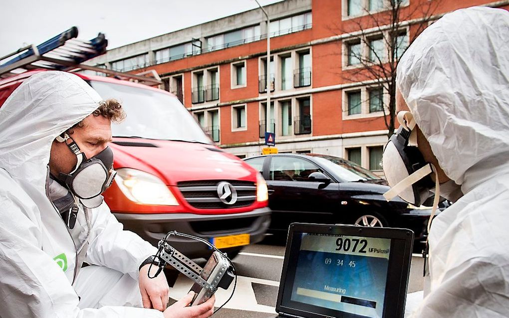 Medewerkers van Milieudefensie meten hoe vervuild de lucht is. beeld ANP