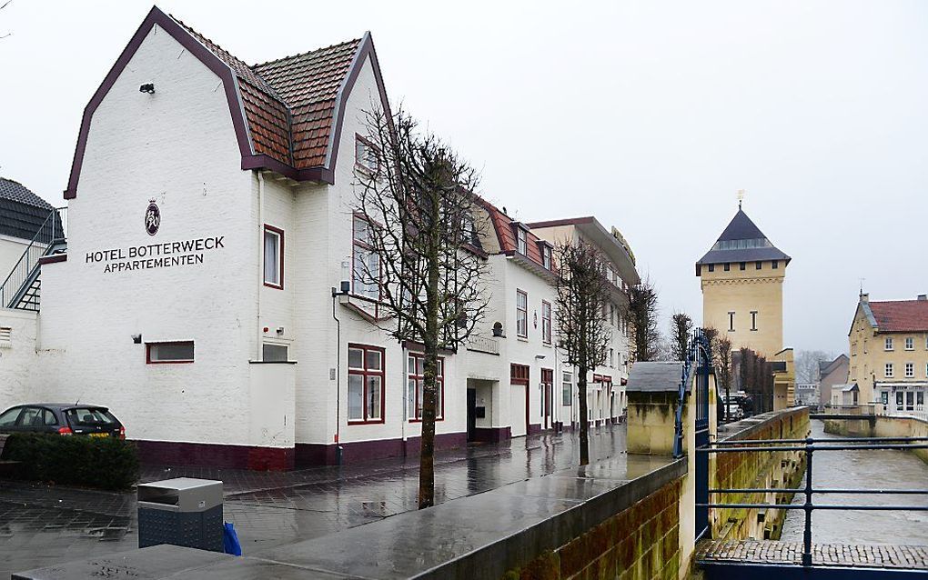 Exterieur van Hotel Botterweck waar mogelijk een 16-jarig meisje in een van de appartementen met 80 mannen seks gehad zou hebben gehad door toedoen van een loverboy. beeld ANP