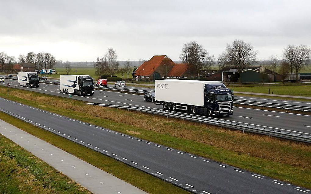 Vrachtwagens rijden bij truck platooning in een colonne achter elkaar, terwijl ze elektronisch met elkaar verbonden zijn.  beeld ANP, Bas Czerwinski