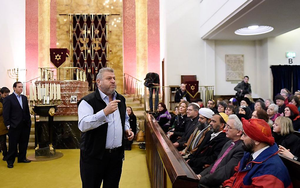 De Britse hoofdrabbijn Barry Marcus (m.) spreekt in de grote synagoge in het centrum van Londen tot een groep religieuze leiders uit Groot-Brittannië. Na het referendum over de brexit zoeken Joden naar wegen om een paspoort van een ander EU-land te verwer