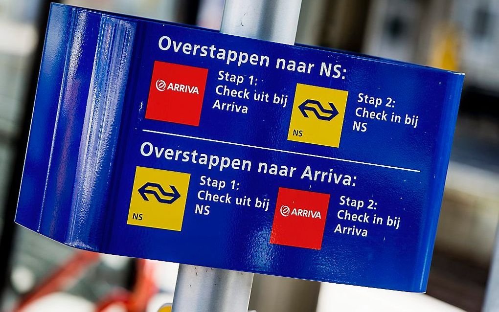 Treinreizigers in Overijssel hoeven binnenkort niet meer in en uit te checken bij een overstap tussen verschillende regionale vervoerders. beeld ANP