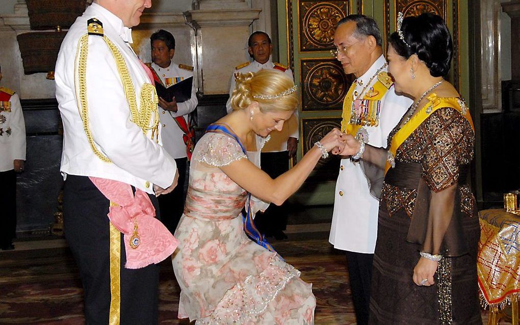 De Nederlandse koning en koning ontmoetten koning Bhumibol en zijn vrouw tien jaar geleden tijdens een staatbezoek aan Thailand. beeld AFP