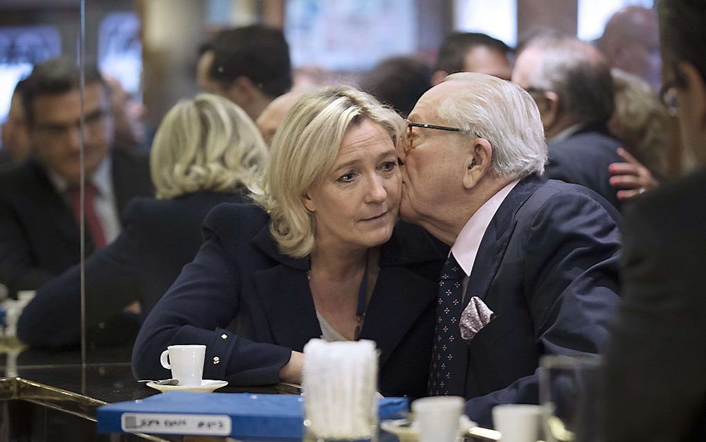 Vader Jean-Marie en dochter Marine Le Pen in 2014. beeld AFP