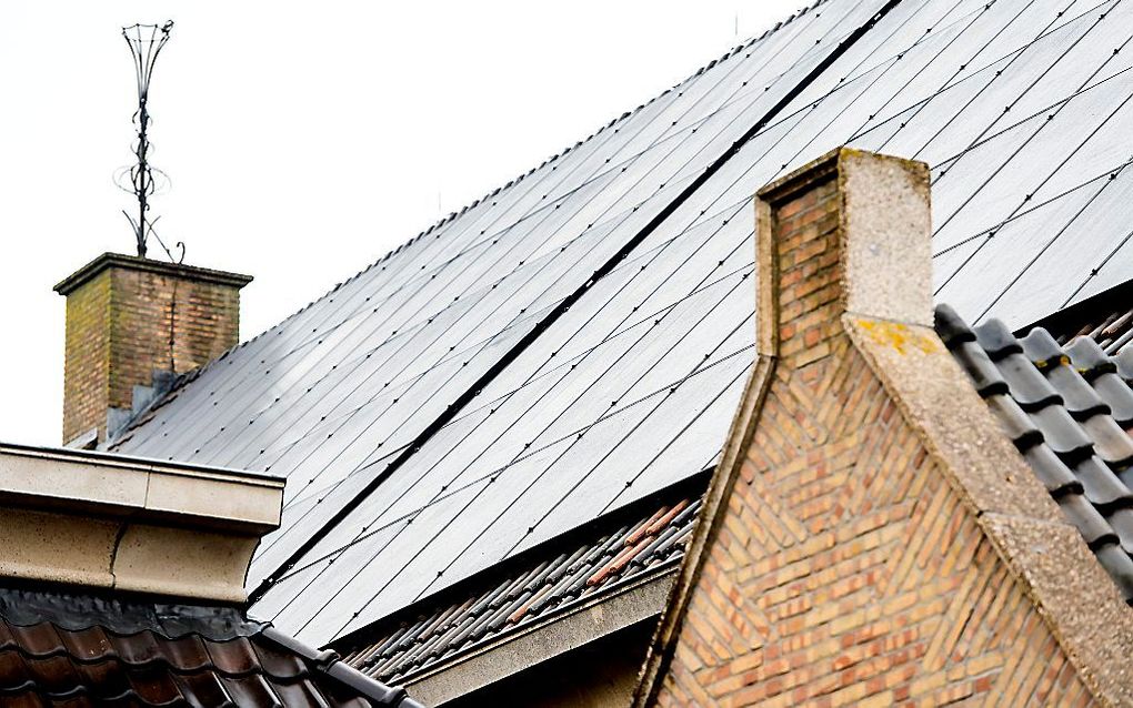 Zonnepanelen op het dak van een kerk in Bunschoten. beeld ANP