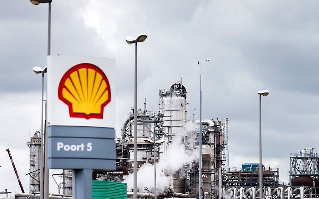 Logo van Shell bij raffinaderij Shell Pernis, de grootste raffinaderij van Europa en een van de grootste van de wereld. beeld ANP