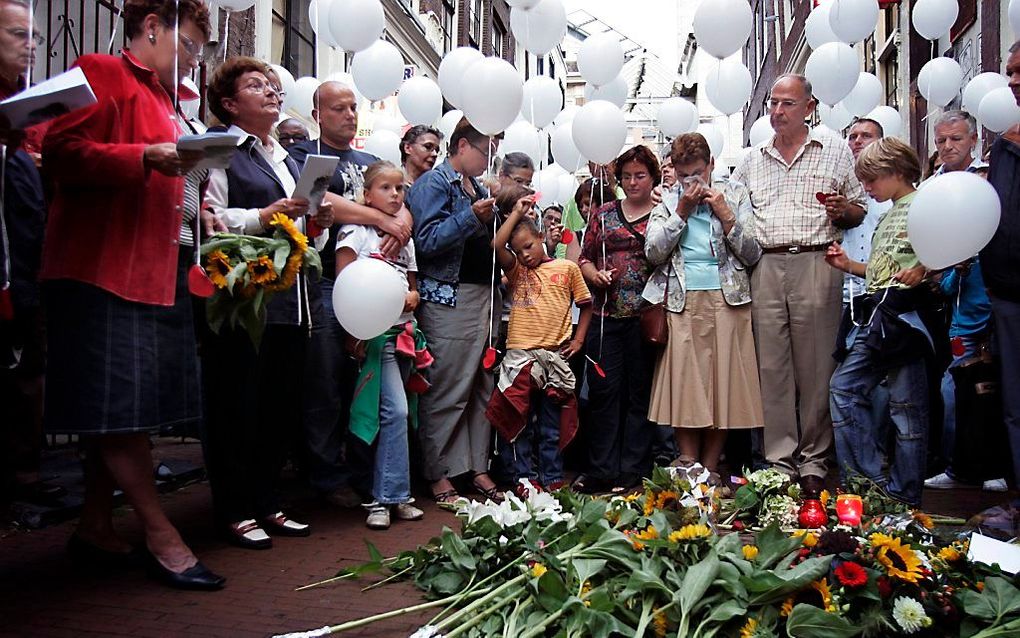 Vrienden en familieleden tijdens een stille tocht in 1996 voor de vermoorde Joes Kloppenburg, die in Amsterdam in de bres sprong voor een zwerver die mishandeld werd. beeld ANP, Juan Vrijdag