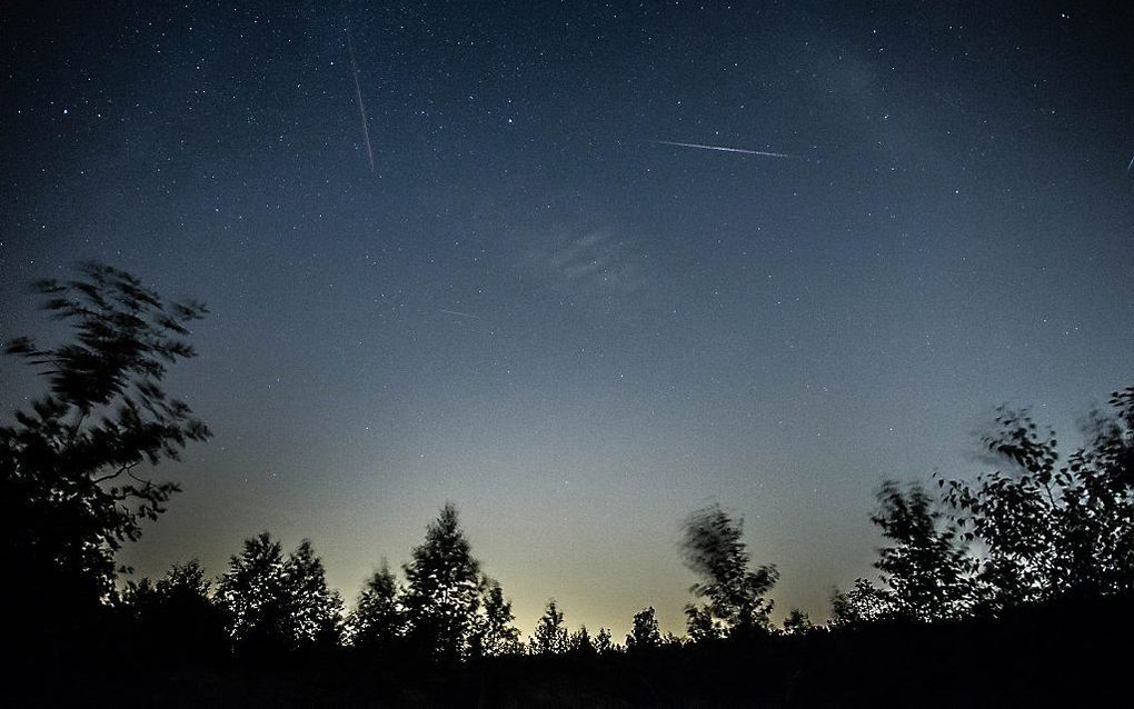 Een vallende ster boven de Strabrechtse Heide in Lierop in 2015. Meteorietenzwerm Perseiden zorgt jaarlijks voor veel vallende sterren. beeld ANP