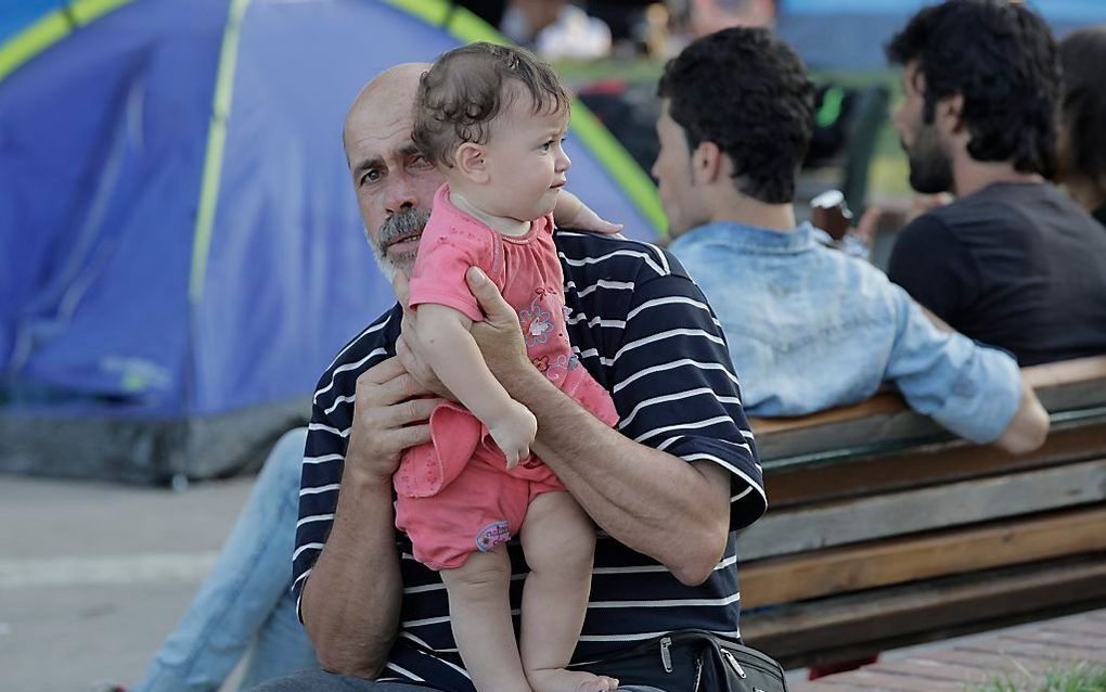 Vluchtelingen bij een tentenkamp op het Griekse eiland Lesbos in september 2015. beeld ANP