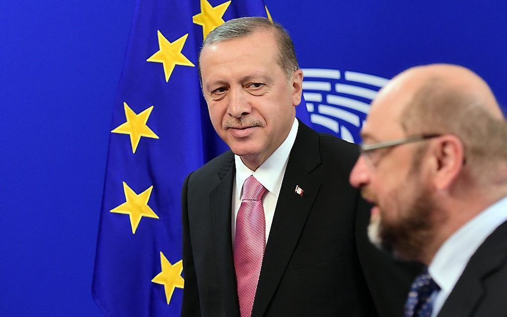 Als het aan het Europees Parlement ligt, worden de onderhandelingen met Turkije onderbroken. Foto: De Turkse president Erdogan met EP-voorzitter Schultz (r.). beeld AFP, EMMANUEL DUNAND